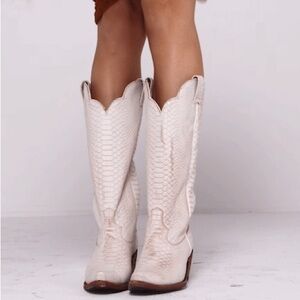 Idyllwind Strut White Western Boots - Snip Toe